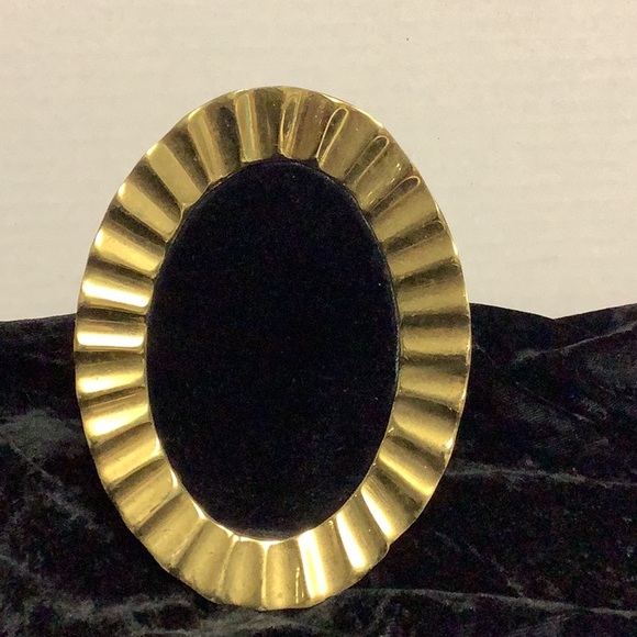 Solid Brass 6” tall Scalloped edge black velour backing photo frame - Picture 1 of 4